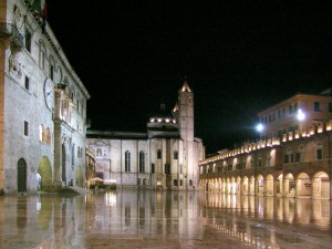 Piazza_del_popolo_di_notte_-_Ascoli_Piceno